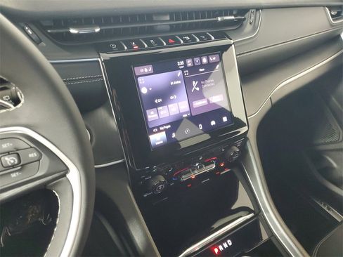 New 2025 Jeep Grand Cherokee Altitude image 18