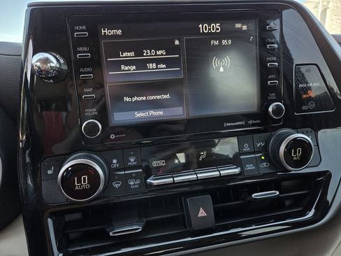 Used 2022 Toyota Highlander XLE FWD image 10