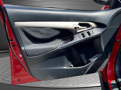 Used 2010 Pontiac Vibe w/ Preferred Package FWD image 18