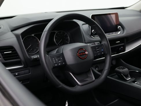Used 2025 Nissan Rogue SV AWD/4WD image 11