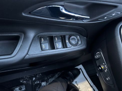 Used 2020 Chevrolet Equinox LT image 32