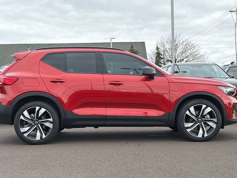 Used 2025 Volvo XC40 B5 Ultra w/ Climate Package image 3
