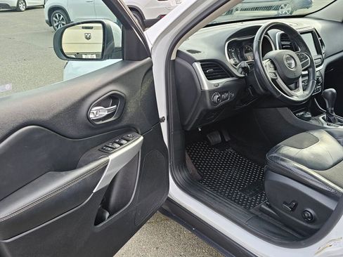 Used 2018 Jeep Cherokee Latitude Plus w/ Comfort/Convenience Group image 18