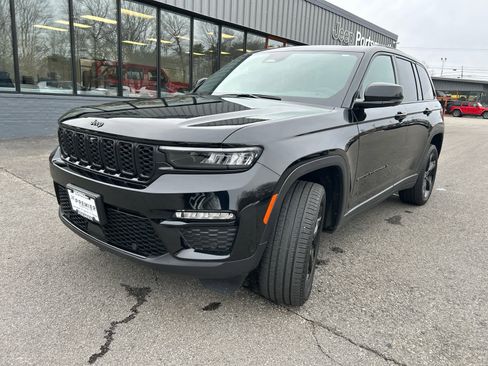 Used 2024 Jeep Grand Cherokee Limited w/ Luxury Tech Group II image 9