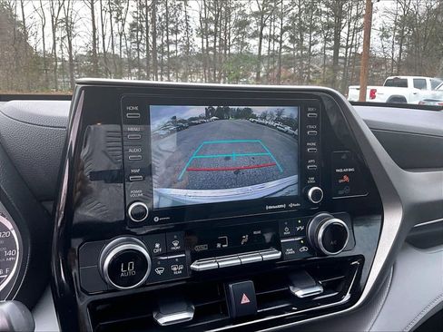 Used 2022 Toyota Highlander LE image 24