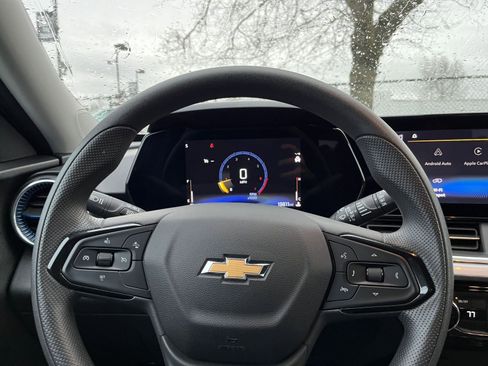 Used 2025 Chevrolet Trax LT image 25