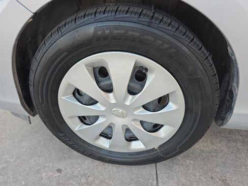 Used 2014 Toyota Prius C One image 27