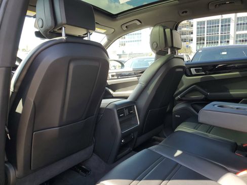 Used 2022 Porsche Cayenne AWD/4WD image 10