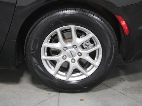 Used 2024 Chrysler Pacifica Touring-L image 17