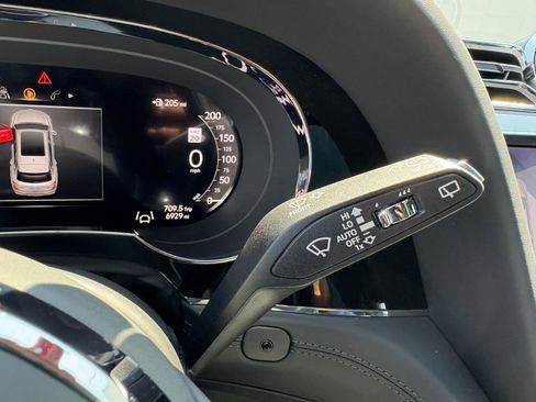 Used 2024 Bentley Bentayga image 28