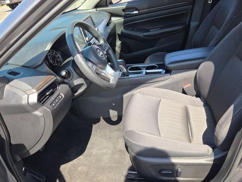 Used 2024 Nissan Altima 2.5 SV FWD image 3