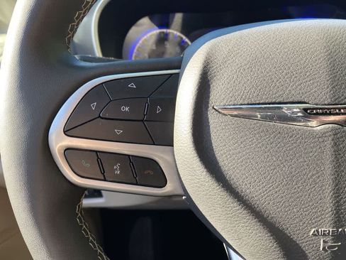 Used 2023 Chrysler Pacifica Touring-L FWD image 20