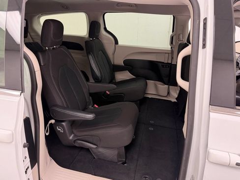 Used 2023 Chrysler Voyager LX FWD image 14