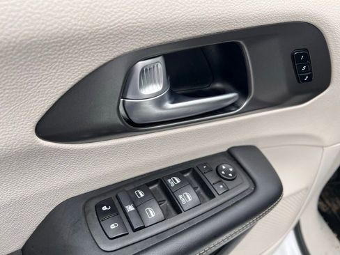 Used 2024 Chrysler Pacifica Touring-L image 15