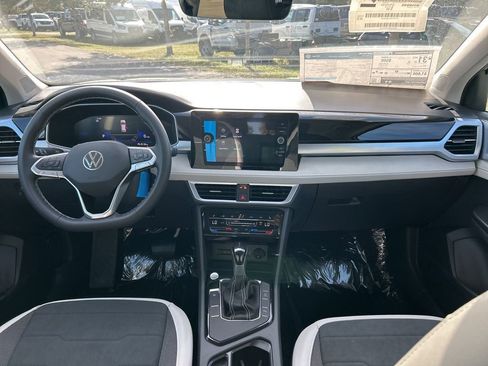 New 2026 Volkswagen Taos SE image 10