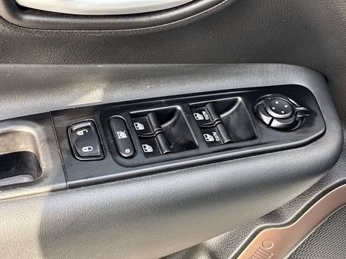 Used 2023 Jeep Renegade Latitude AWD/4WD image 13