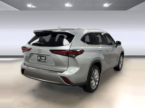 Used 2024 Toyota Highlander Platinum FWD image 8
