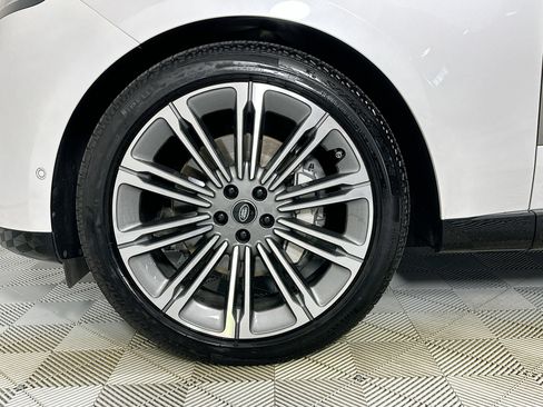 Certified 2025 Land Rover Range Rover Long Wheelbase SE AWD/4WD image 9