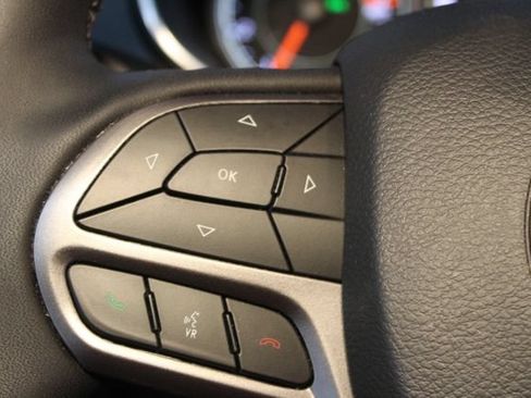 Used 2021 Jeep Cherokee Latitude AWD/4WD image 16