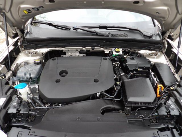 Certified 2024 Volvo XC40 B5 Plus w/ Climate Package AWD/4WD image 28