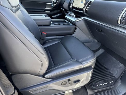Used 2025 Ford Expedition Platinum image 13