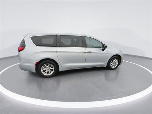 Used 2024 Chrysler Pacifica Touring-L image 9