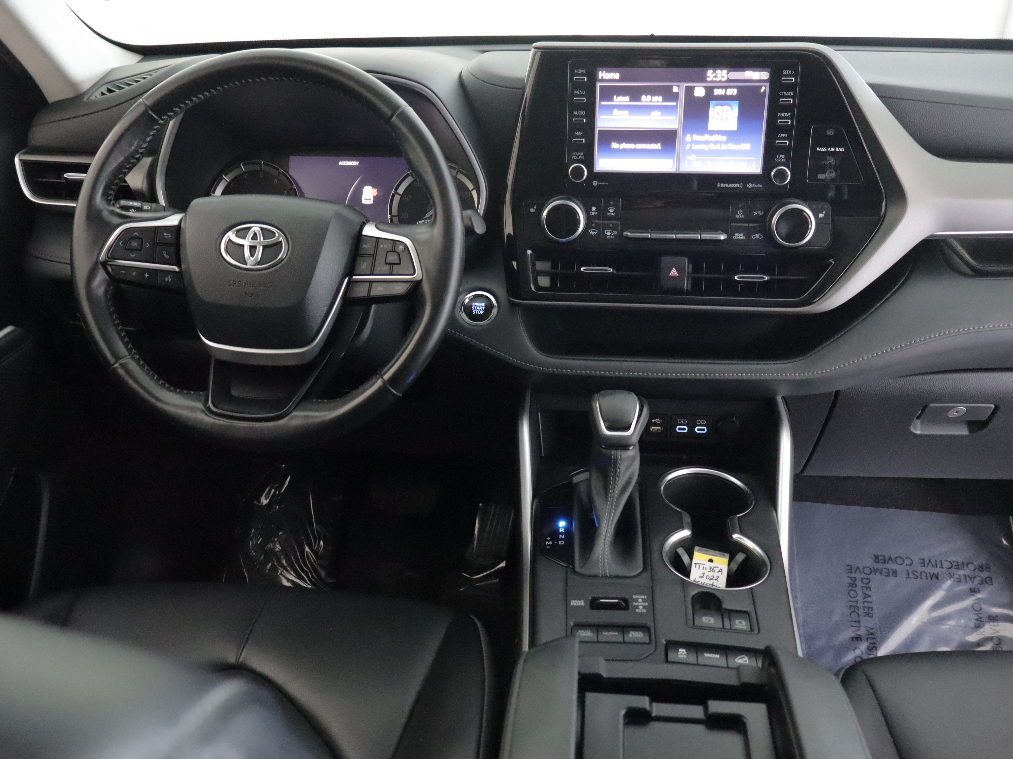 Used 2022 Toyota Highlander XLE AWD/4WD image 2
