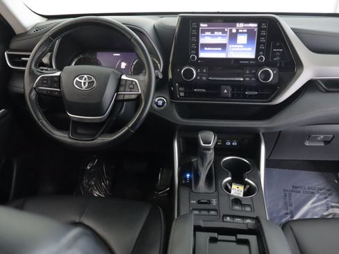 Used 2022 Toyota Highlander XLE AWD/4WD image 2