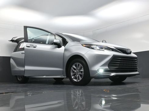 Used 2024 Toyota Sienna XLE image 29