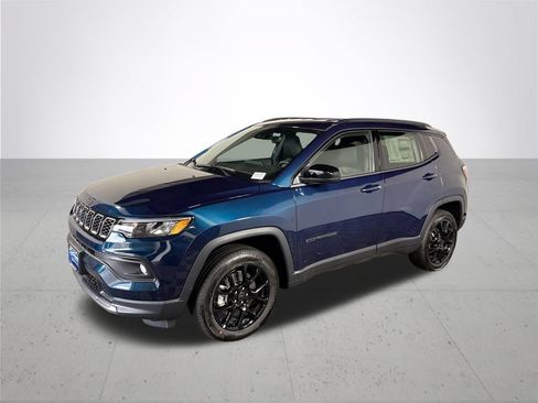 Used 2026 Jeep Compass Latitude AWD/4WD image 2