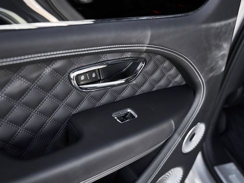 Used 2025 Bentley Bentayga AWD/4WD image 50