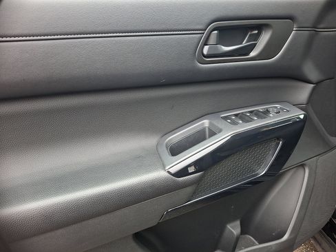 Used 2024 Nissan Pathfinder S image 11