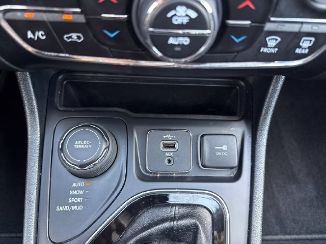 Used 2022 Jeep Cherokee Limited AWD/4WD image 11