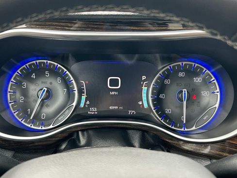 Used 2023 Chrysler Pacifica Limited FWD image 43