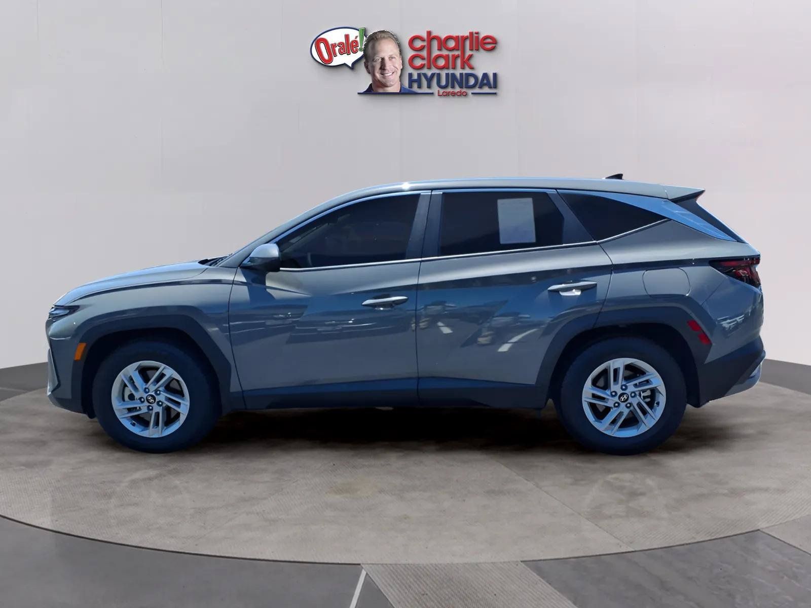 Certified 2025 Hyundai Tucson SE FWD image 2