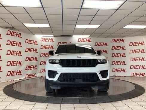 Used 2023 Jeep Grand Cherokee Altitude AWD/4WD image 2