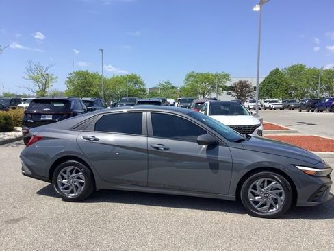 Certified 2024 Hyundai Elantra Blue FWD image 4