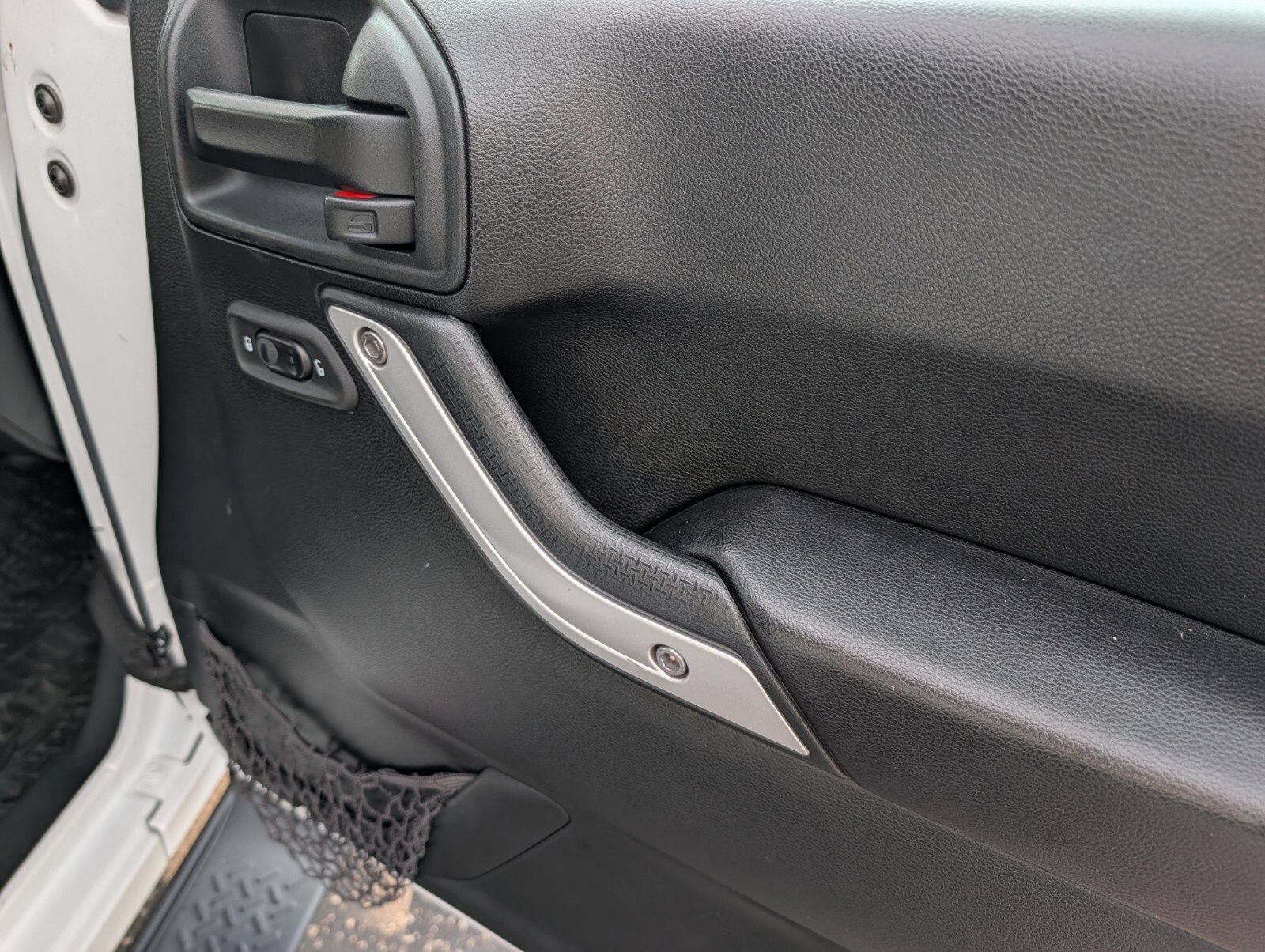 Used 2018 Jeep Wrangler Sahara w/ Connectivity Group AWD/4WD image 23
