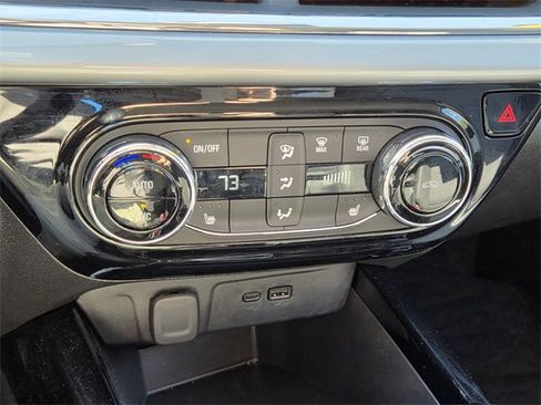 Used 2025 Chevrolet Trax LT w/ LT Convenience Package image 32