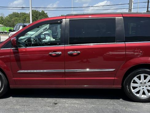 Used 2016 Chrysler Town & Country Touring w/ Driver Convenience Group FWD image 10