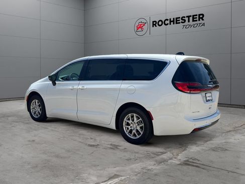 Used 2024 Chrysler Pacifica Touring-L FWD image 3