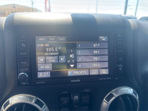 Used 2017 Jeep Wrangler Unlimited Sahara w/ Connectivity Group AWD/4WD image 12