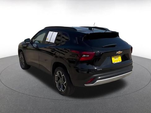 Used 2025 Chevrolet Trax LT FWD image 11