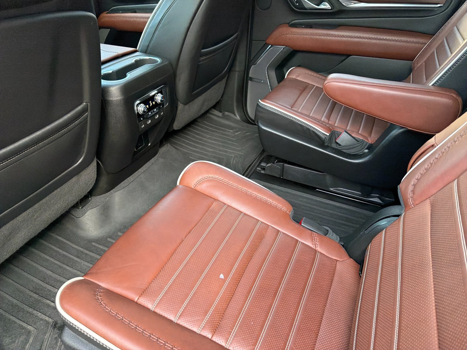 Used 2023 GMC Yukon XL Denali Ultimate AWD/4WD image 13