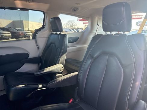 Used 2023 Chrysler Pacifica Touring-L FWD image 21