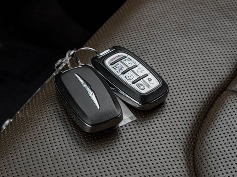 Used 2018 Chrysler Pacifica Limited image 77