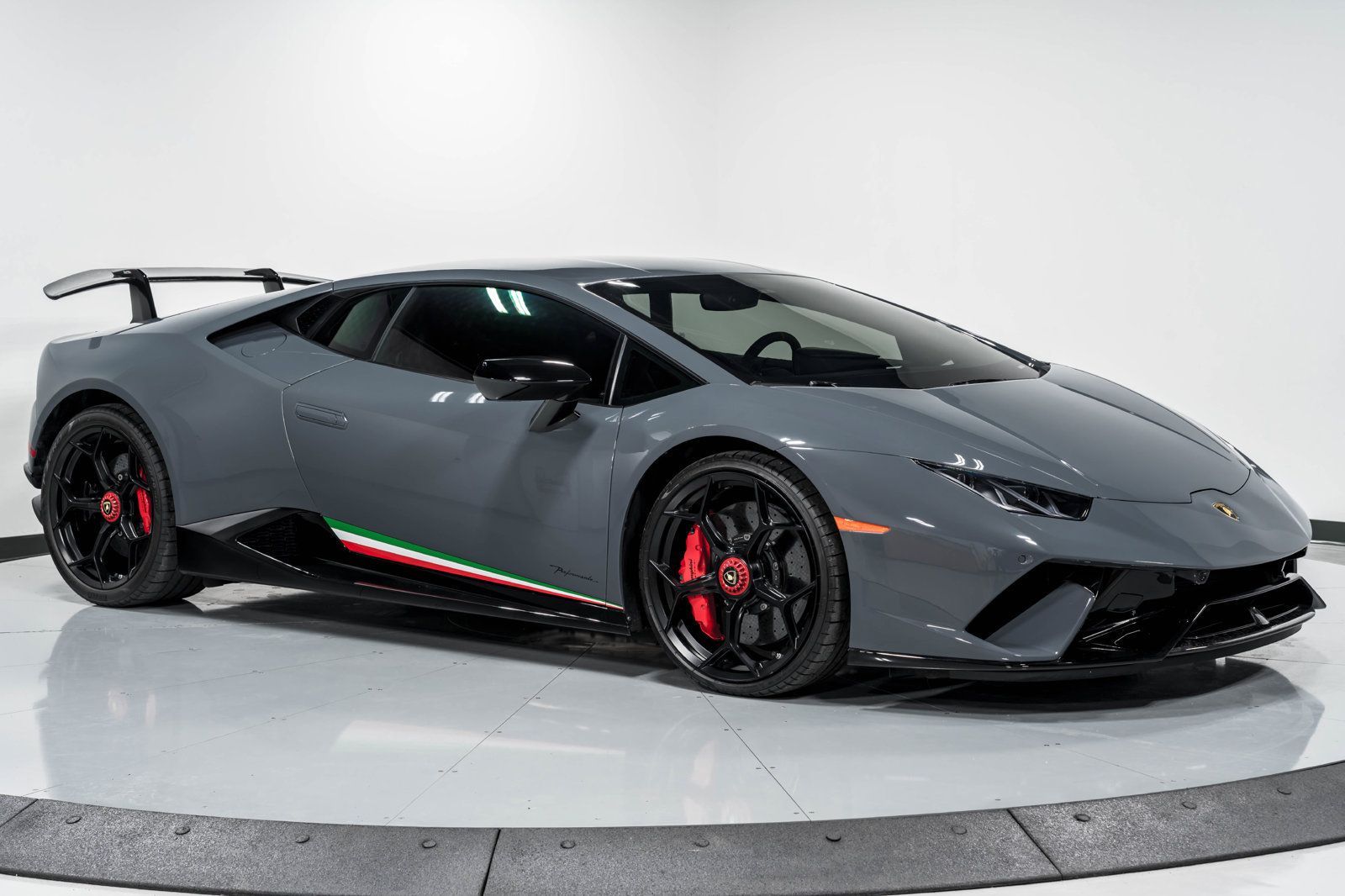 Used 2018 Lamborghini Huracan Performante AWD/4WD image 38