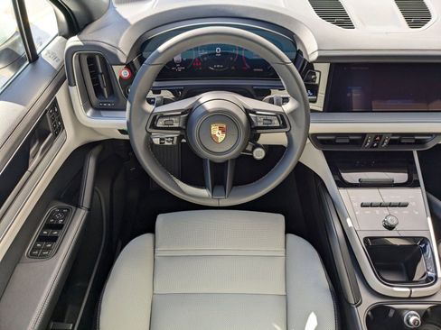 Used 2025 Porsche Cayenne image 14