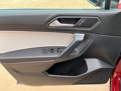 Used 2019 Volkswagen Tiguan SE w/ Panoramic Sunroof Package image 8