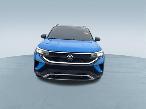 Used 2023 Volkswagen Taos SE w/ Panoramic Sunroof Package image 3